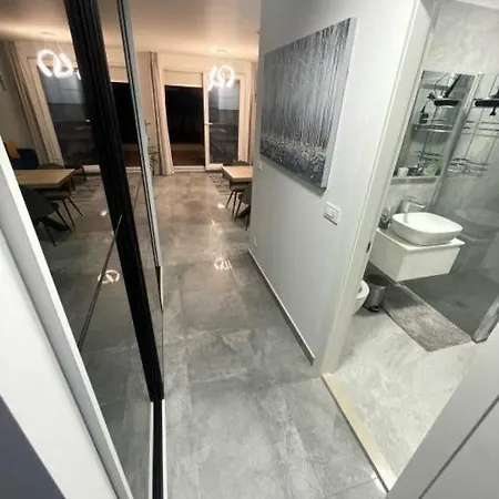 Exclusive White Tiy Appartement Split